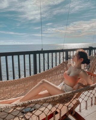 MMlive Hot girl 10x Linh Ka ngọt ngào dễ thương 9 Diệu Linh thường xuyên diện những bộ cánh gợi cảm khi đi biển để khoe vóc dáng thon gọn, săn chắc