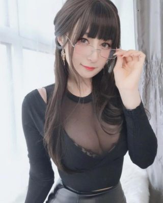 MMlive - Streamer Silver khoe đồng phục công sở bỏng mắt 6 MMlive - tạo hình ngây thơ với trang phục công sở đen và cặp kính trắng tinh tế