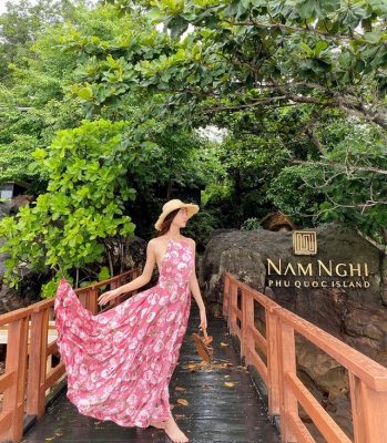 MMlive - Hoa hậu Lương Thùy Linh nóng bỏng 7 Diện váy hoa điệu đà như không giấu được đôi chân dài ấy