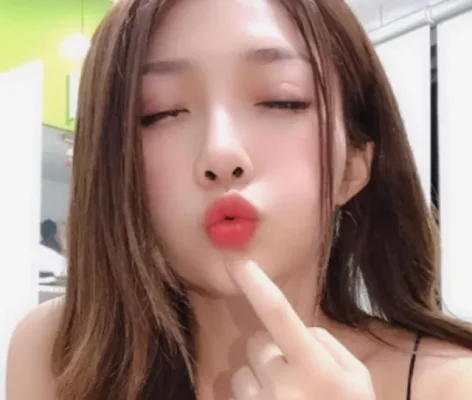 MMlive - Bộ ảnh gái xinh làm bỏng mắt người xem. 2 MMlive - Ảnh gái sexy chu môi