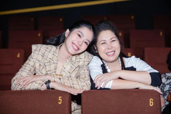 MMlive - Nam Em khoe dáng với trang phục kín đáo nhưng nóng bỏng 4 Nam Em vui vẻ hòa đồng bên cạnh NSUT Hồng Vân