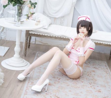 MMlive - Honey Cát Qui trong trang phục vào vai cô y tá 6 Đôi chân dài miên man của cô nàng