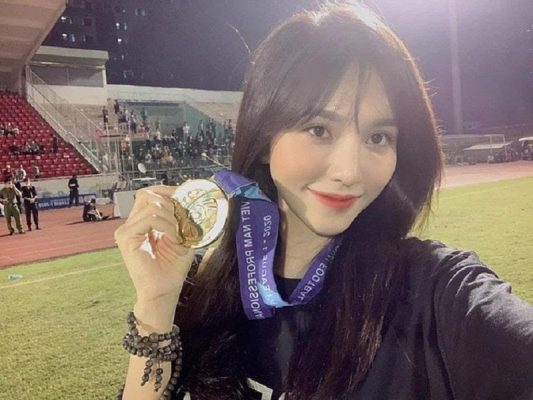 MMlive hot girl Gia Hân bóng hồng xinh đẹp gợi cảm bên cạnh cầu thủ Hoàng Đức 3 Gia Hân luôn âm thầm ủng hộ người yêu trên sân cỏ