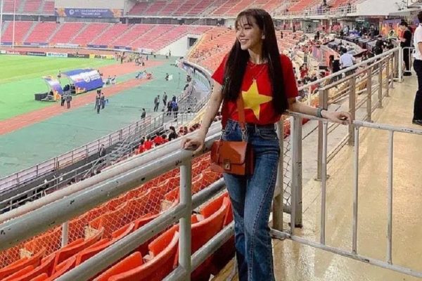 MMlive hot girl Gia Hân bóng hồng xinh đẹp gợi cảm bên cạnh cầu thủ Hoàng Đức 5 Cô nàng không ngần ngại thể hiện niềm hạnh phúc của mình tại quê nhà khi người yêu chiến thắng