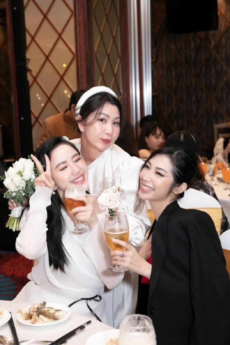 MMLive Khổng Tú Quỳnh xinh đẹp rạng ngời trong tiệc sinh nhật của “Công chúa Bong Bóng” Bảo Thy