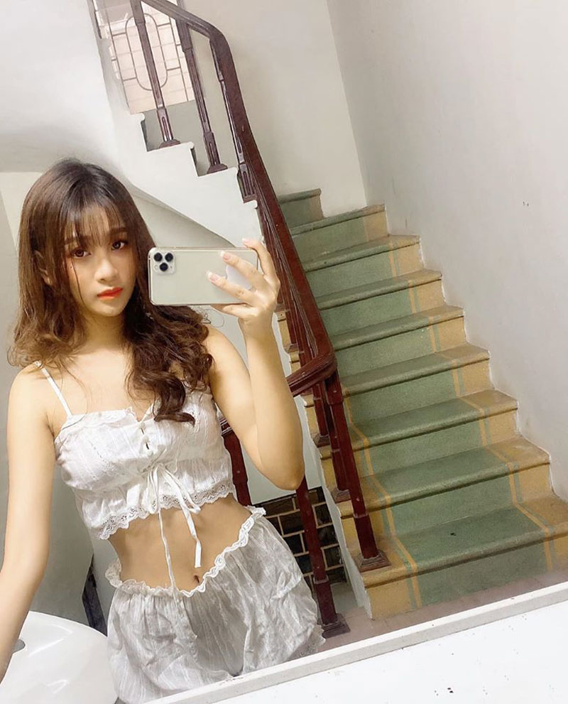 MMlive - Cô nàng Lyly Sury với gương mặt xinh xắn và vòng eo con kiến MMlive - Cô nàng Lyly Sury với gương mặt xinh xắn và vòng eo con kiến