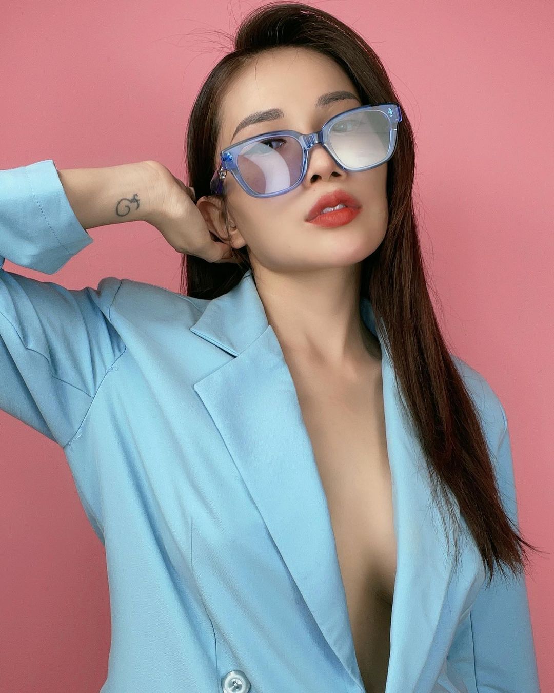 MMLive - Ngất Ngây Trước Vẻ Đẹp Quyến Rũ Của Nữ Diễn Viên Khả Như 5 Diện vest không nội y cũng là một trong những cách biến tấu trang phục đầy gợi cảm của phái đẹp. Nếu mặc khéo léo nó sẽ thanh lịch nhưng không kém quyến rũ.