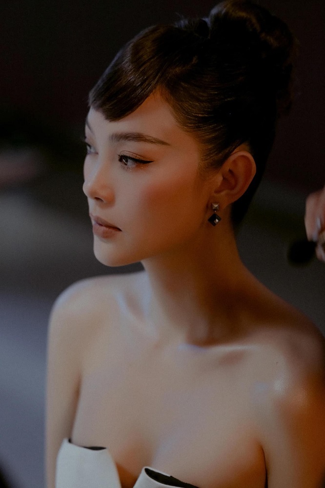 MMLive - Cận Cảnh Vẻ Đẹp Thanh Lịch, Quyến Rũ Ở Tuổi 34 Của Nữ Diễn Viên Minh Hằng 1 MMLive Minh Hằng là ai bạn đã biết chưa?