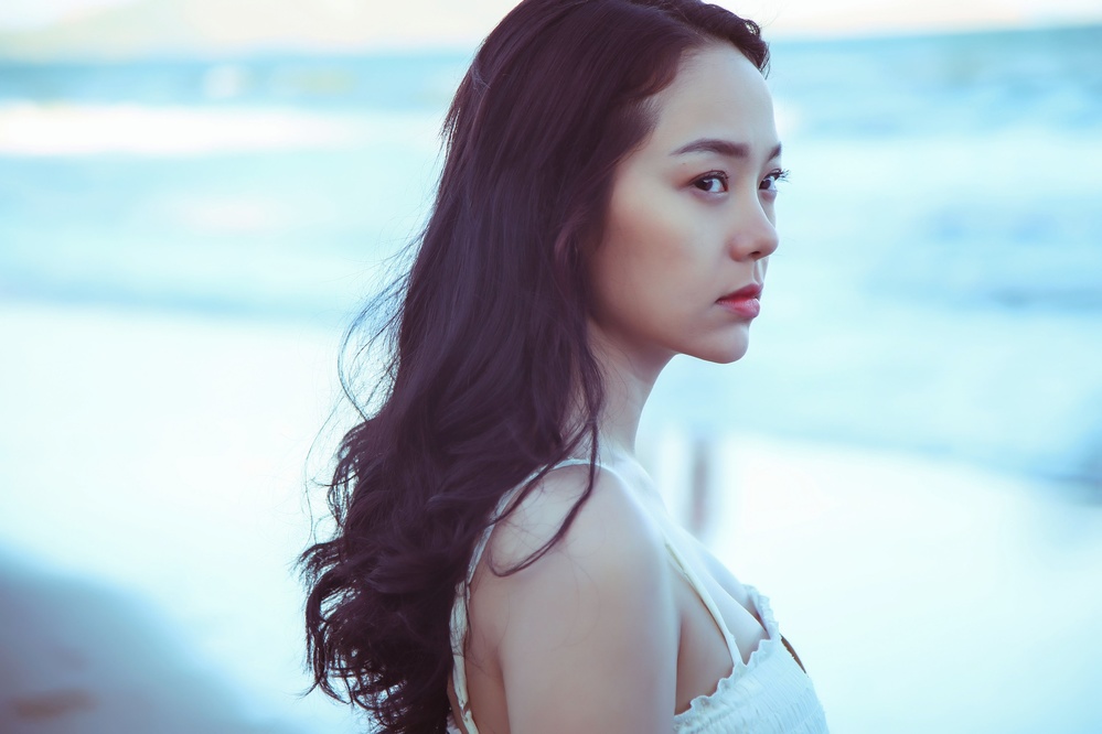 MMLive - Cận Cảnh Vẻ Đẹp Thanh Lịch, Quyến Rũ Ở Tuổi 34 Của Nữ Diễn Viên Minh Hằng 2 Giọng ca của Minh Hằng thật sự được công chúng đón nhận sau Album "Một vòng trái đất".