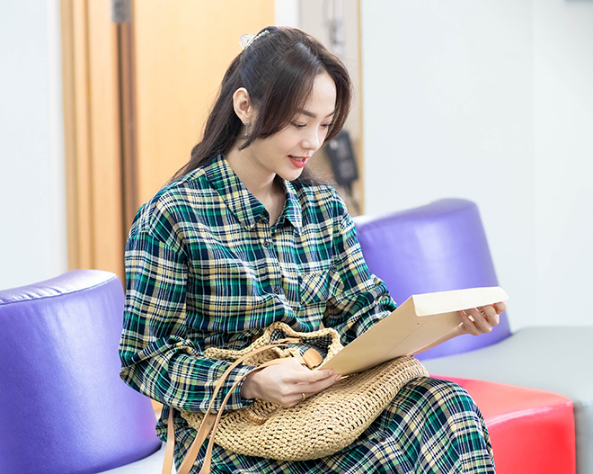 MMLive - Cận Cảnh Vẻ Đẹp Thanh Lịch, Quyến Rũ Ở Tuổi 34 Của Nữ Diễn Viên Minh Hằng 5 Nữ diễn viên khiến khán giả trầm trồ bởi nhan sắc bền vững với thời gian.