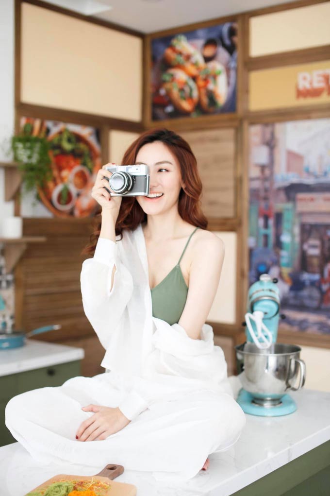 MMLive - Chiêm Ngưỡng Nét Đẹp Vạn Người Mê Của "Thần Tiên Tỷ Tỷ" Ngân Khánh 5 Dù không còn tham gia các dự án phim ảnh nhưng Ngân Khánh vẫn thường xuyên chia sẻ hình ảnh lên trang cá nhân. Và hầu hết người hâm mộ đều không ngớt lời khen cho nhan sắc của cô.