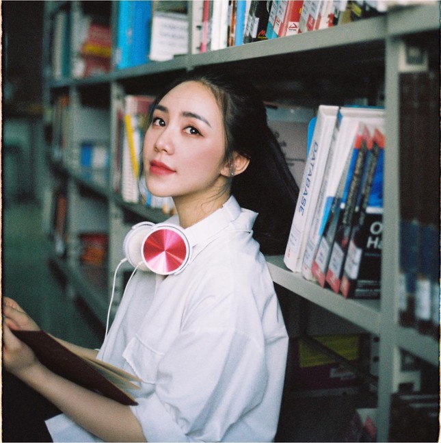 MMLive - Quỳnh Kool Đốn Tim Khán Giả Nhờ Vẻ Đẹp Trong Sáng Thuần Khiết 3 Thời gian gần đây, Quỳnh Kool liên tục phủ sóng nhiều phim truyền hình đình đám như vai Bích Ngọc "Đừng Bắt Em Phải Quên", Minh Ngọc "Hướng Dương Ngược Nắng" và Hoàng My "Hãy Nói Lời Yêu".