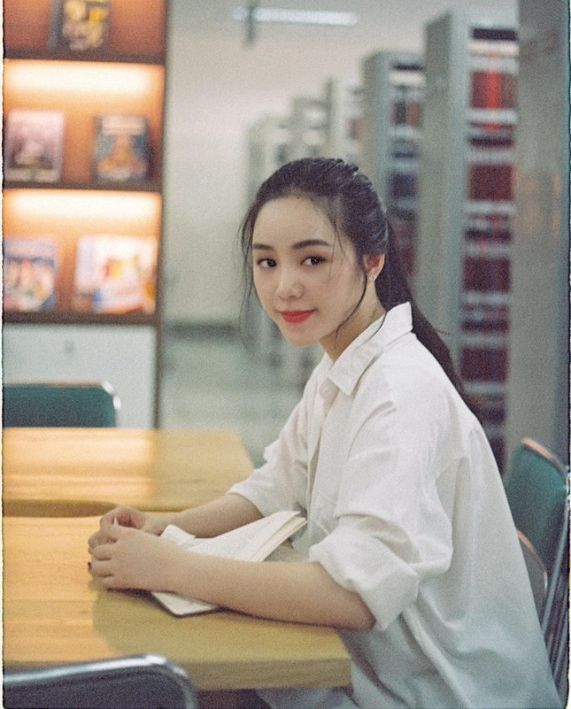 MMLive - Quỳnh Kool Đốn Tim Khán Giả Nhờ Vẻ Đẹp Trong Sáng Thuần Khiết 4 Không cần mặc sexy, chỉ với áo sơmi trắng, tóc buộc cao, trang điểm nhẹ, Quỳnh Kool vẫn khiến nhiều người say đắm.
