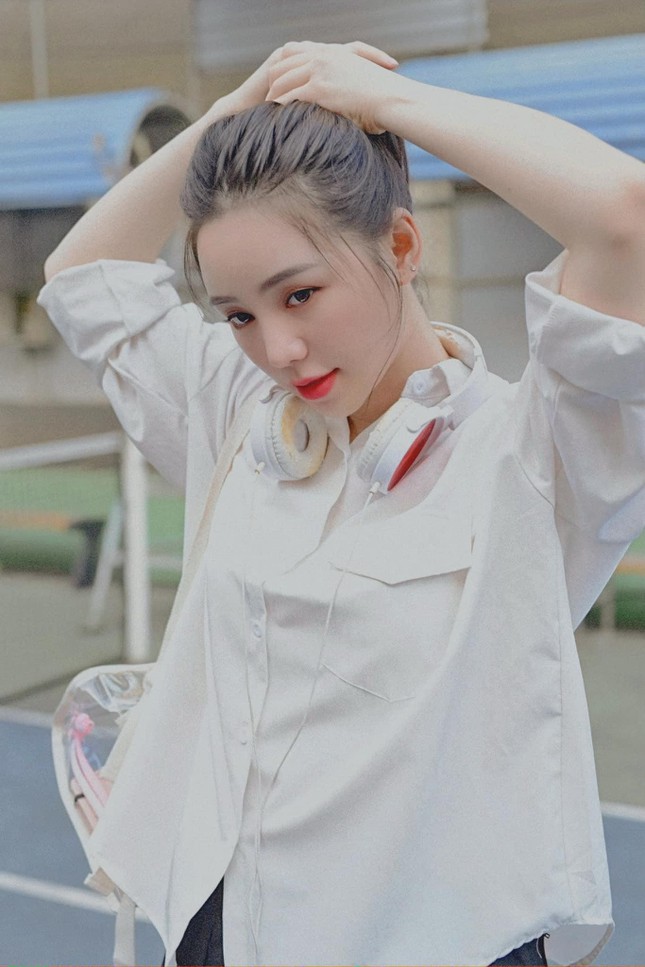 MMLive - Quỳnh Kool Đốn Tim Khán Giả Nhờ Vẻ Đẹp Trong Sáng Thuần Khiết 5 Quỳnh Kool gây ấn tượng ban đầu với những vai hotgirl trong Kem Xôi TV và Loa phường. Về sau, cô nàng khẳng định mình trong loạt phim truyền hình đình đám với khả năng diễn xuất đáng nể.